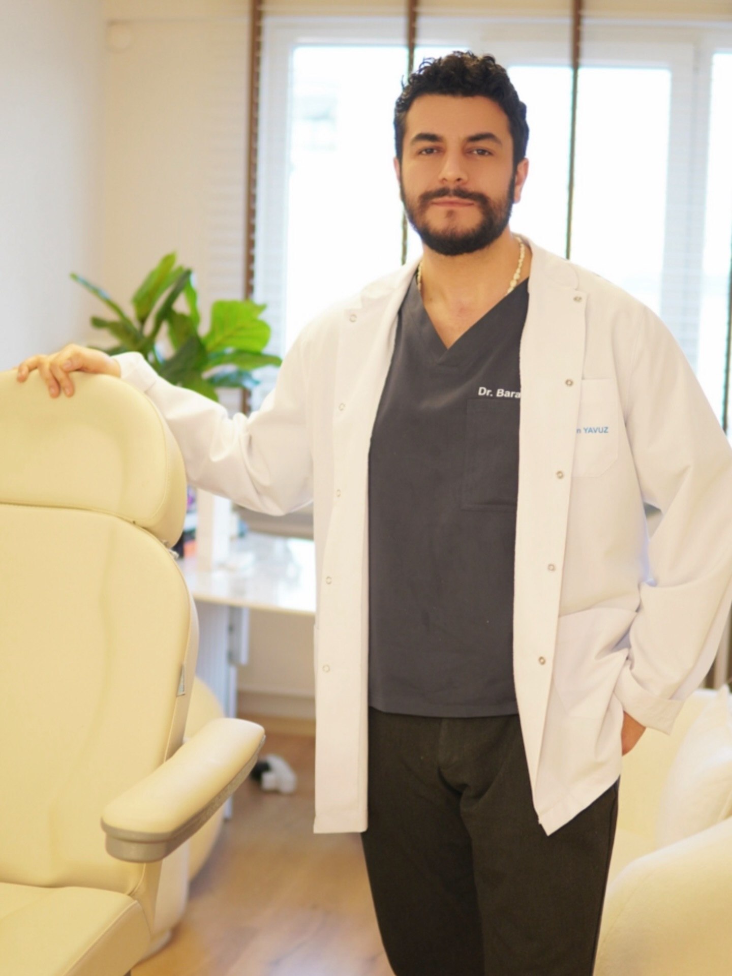 Dr. Baran Yavuz, Nişantaşı'ndaki kliniğinde